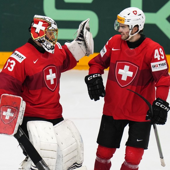 Switzerland&#039;s goalkeeper Leonardo Genoni, left, celebrates with after the preliminary round match between Czech Republic and Switzerland at the Ice Hockey World Championships in Prague, Czech Rep ...