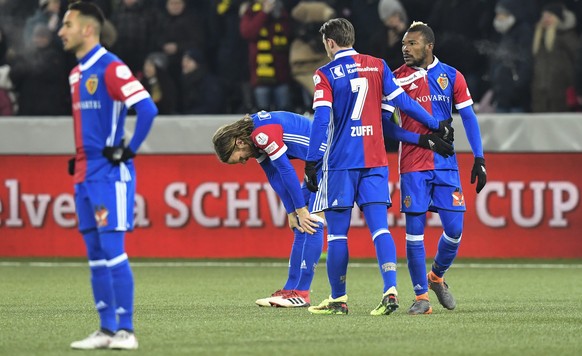 Enttaeuschte Basler Spieler, von rechts, Geoffroy Serey Die, Luca Zuffi, Michael Lang und Samuele Campo, nach dem Schweizer Fussball Cup Halbfinalspiel zwischen dem BSC Young Boys Bern und dem FC Base ...