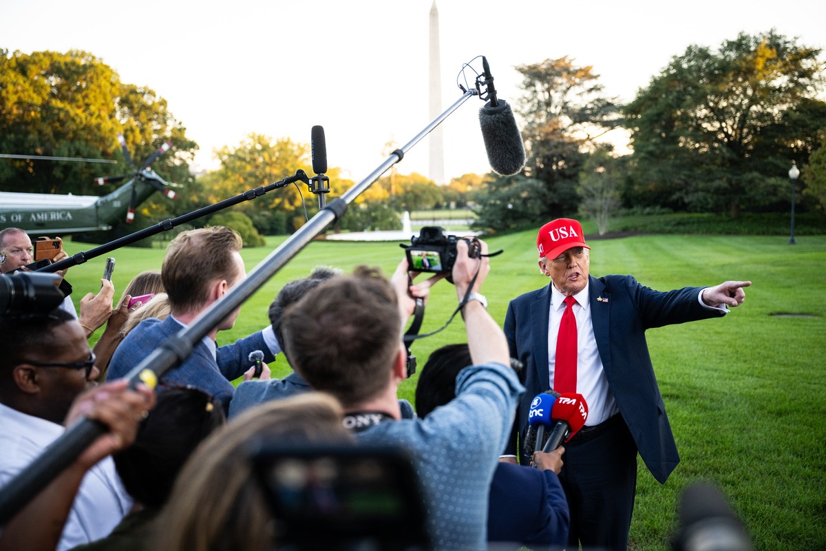 epaselect epa12433909 US President Donald Trump speaks to members of the media on the South Lawn of the White House after exiting Marine One in Washington, DC, USA, 05 October 2025. Unions representin ...