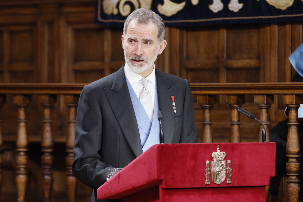 epa09902312 Spain's King Felipe VI delivers a speech during the Cervantes Award gala ceremony at the Alcala de Henares University in the Madrid region, central Spain, 22 April 2022. Argentinia ac ...