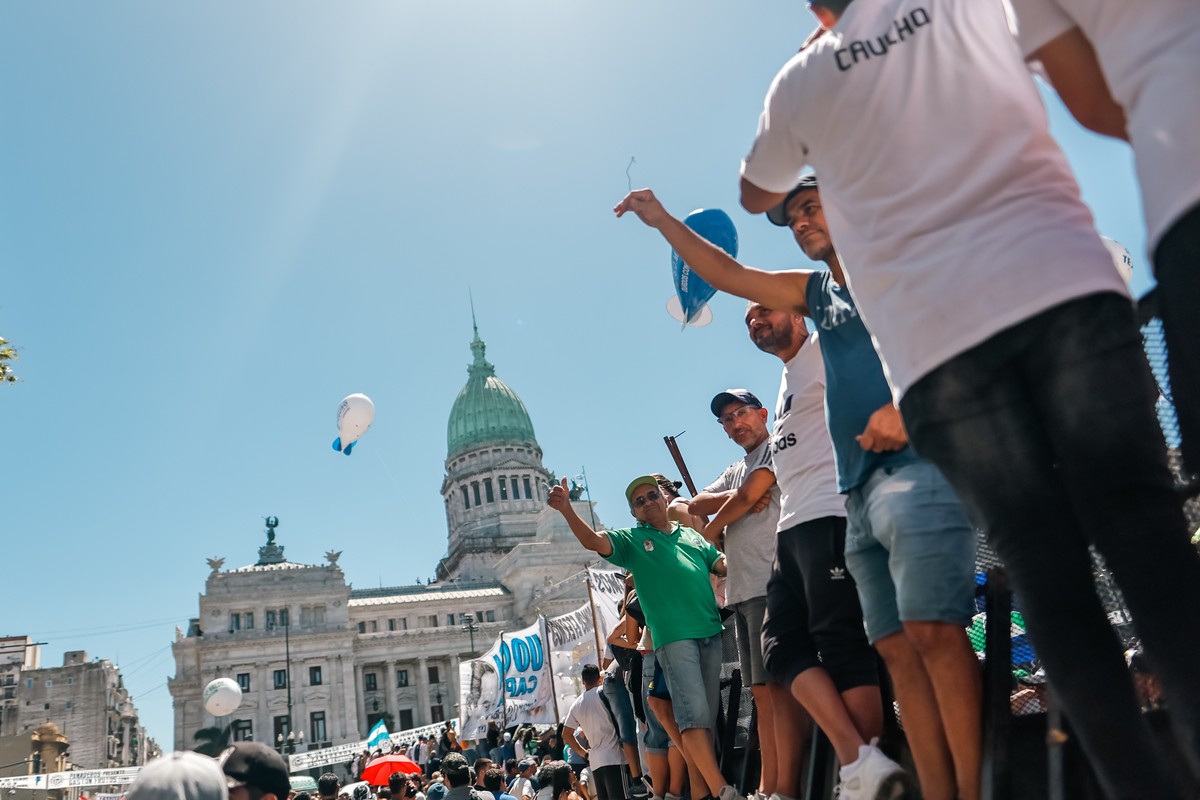 epa11102188 Protesters participate in a protest during a general strike called by the General Confederation of Labor (CGT), in Buenos Aires, Argentina, 24 January 2024. The strike of the CGT, the coun ...