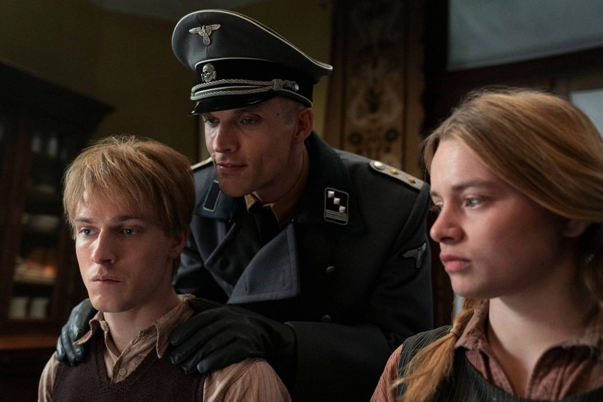RECORD DATE NOT STATED ALL THE LIGHT WE CANNOT SEE, from left: Louis Hofmann, Ed Skrein, Luna Wedler, Season 1, ep. 102, aired Nov. 2, 2023. photo: Katalin Vermes / Netflix / Courtesy Everett Collecti ...