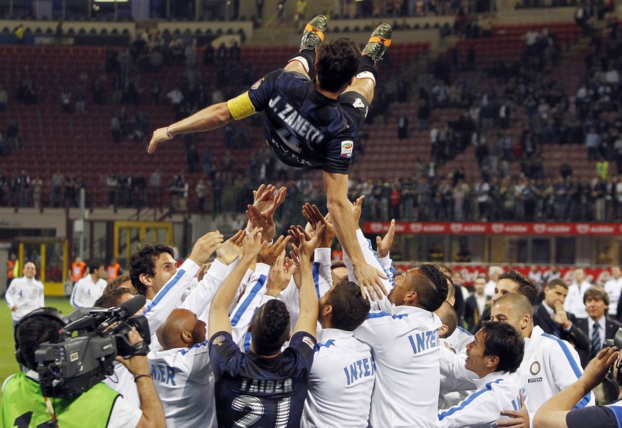 Inter Milan&#039;s captain Javier Zanetti is celebrated by his teammates at the end of their Italian Serie A soccer match against Lazio at San Siro stadium in Milan May 10, 2014. Zanetti played his la ...