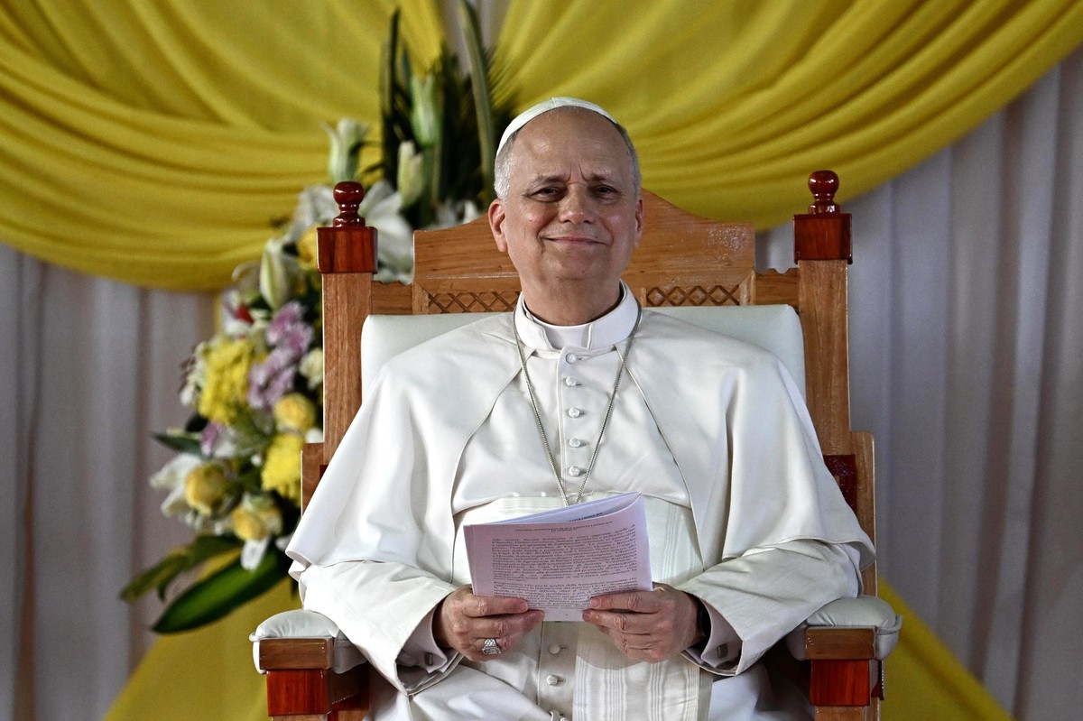 epa12896851 Pope Leo XIV chairs a meeting with university students and professors at the Catholic University of Central Africa in Douala, Cameroon, 17 April 2026. Pope Leo XIV is on apostolic journey  ...