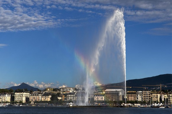 A rainbow is formed by the famous water fountain (Jet d&#039;eau) in the Geneva&#039;s harbour, in Geneva, Switzerland, Monday, August 12, 2013. (KEYSTONE/Salvatore Di Nolfi)
