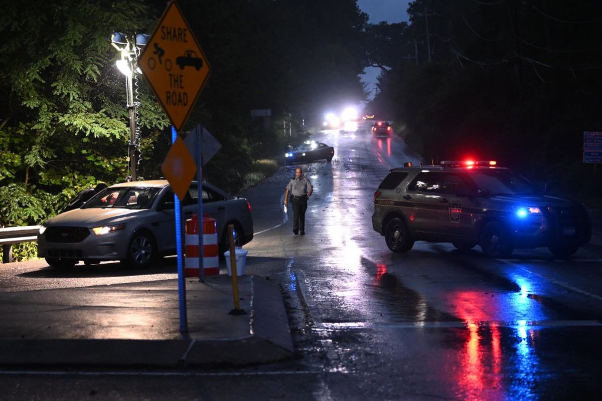 KENNETT SQUARE, PENNSYLVANIA - SEPTEMBER 9: Police monitor a wooded perimeter in the rain on day 10 of a manhunt for convicted murderer Danelo Cavalcante on September 9, 2023 in Kennett Square, Pennsy ...