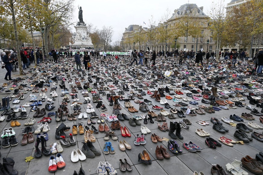 Feinsäuberlich aufgereiht: Unzählige Schuhe auf dem Place de la République im Pariser Zentrum.<br data-editable="remove">