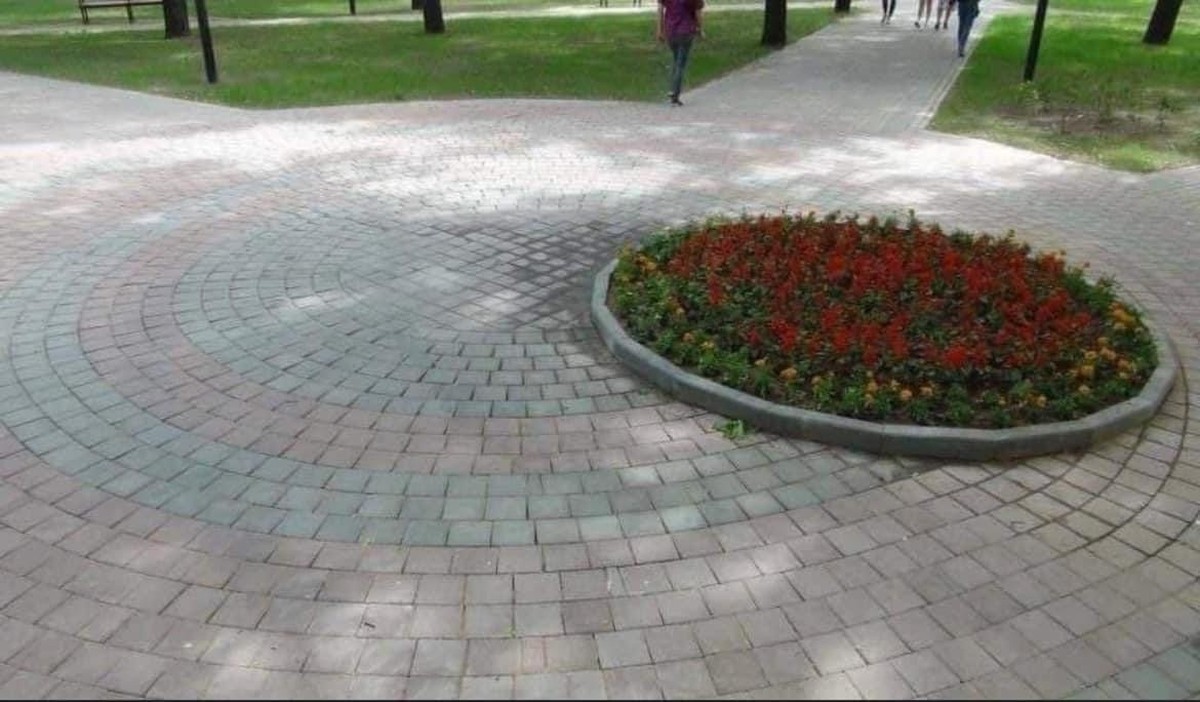 faildienstag kreisel nicht in der mitte

https://www.reddit.com/r/mildlyinfuriating/comments/15ma96p/why_just_why/
