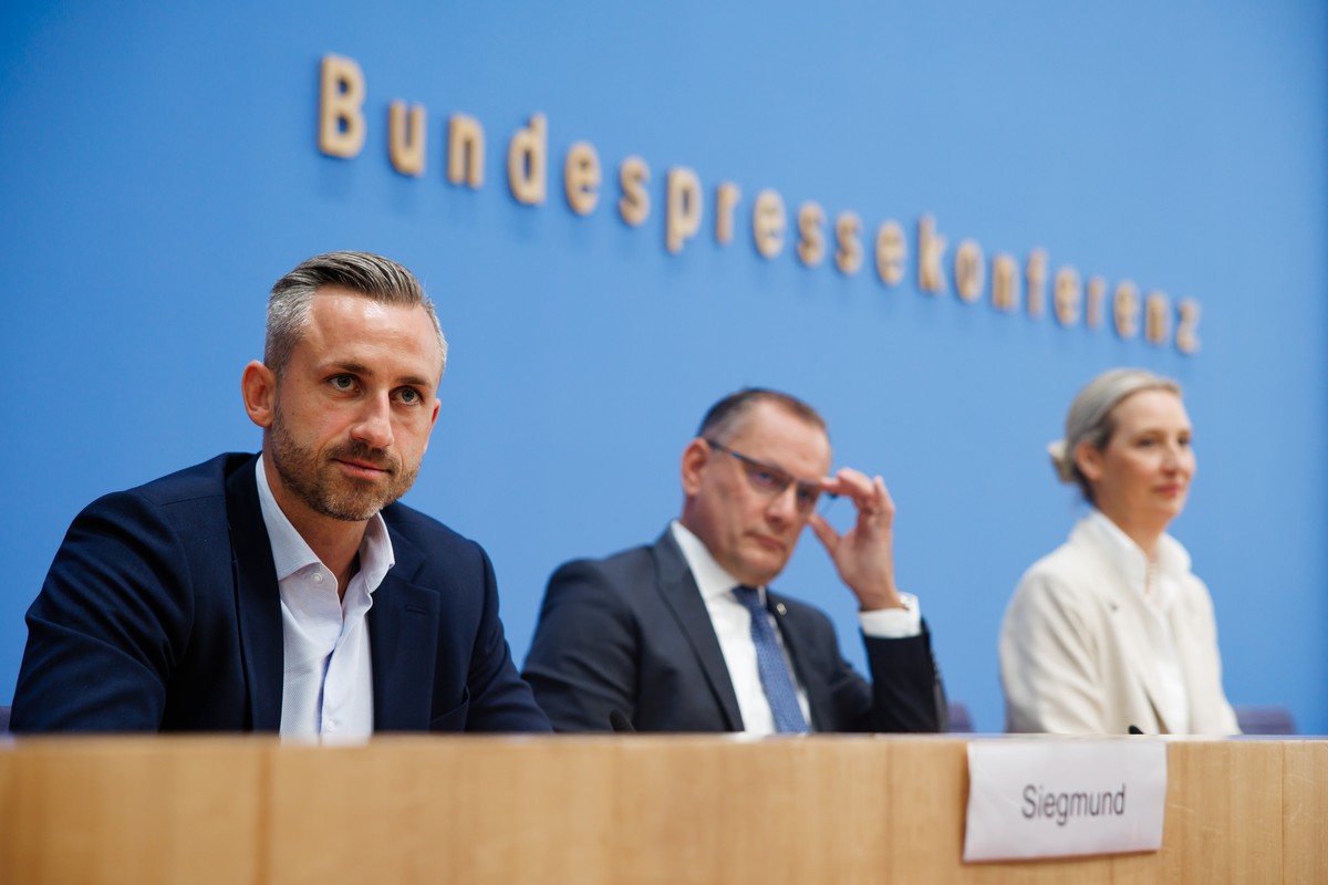 epa13219349 (L-R) Top candidate of the far-right Alternative for Germany (AfD) party in Saxony-Anhalt Ulrich Siegmund, AfD party and parliamentary group co-chairman Tino Chrupalla, and AfD party and p ...