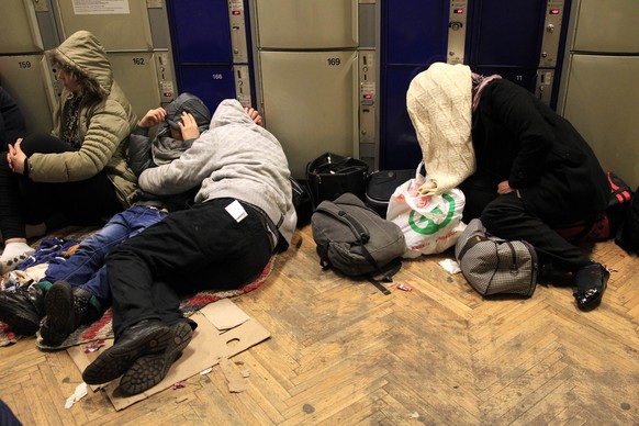 Illegale Einwanderer aus dem Kosovo ruhen sich in einem ost-ungarischen Bahnhof aus. Mehr als ein Fünftel der Asylbewerber in Ungarn werden in geschlossenen Anstalten untergebracht.