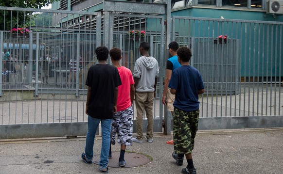 ZU DEN ZAHLEN UEBER ASYLGESUCHE IN DER SCHWEIZ 2014 STELLEN WIR IHNEN AM DONNERSTAG, 22. JANUAR 2015, FOLGENDES ARCHIVBILD ZUR VERFUEGUNG - Asylbewerber vor dem Empfangs- und Verfahrenszentrum Chiasso ...