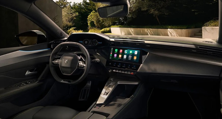 Typisch: Das sogenannte i-Cockpit mit kleinem Lenkrad und hochgesetztem Tacho. Dieser hat nun eine neue Optik und einen 3D-Effekt erhalten.