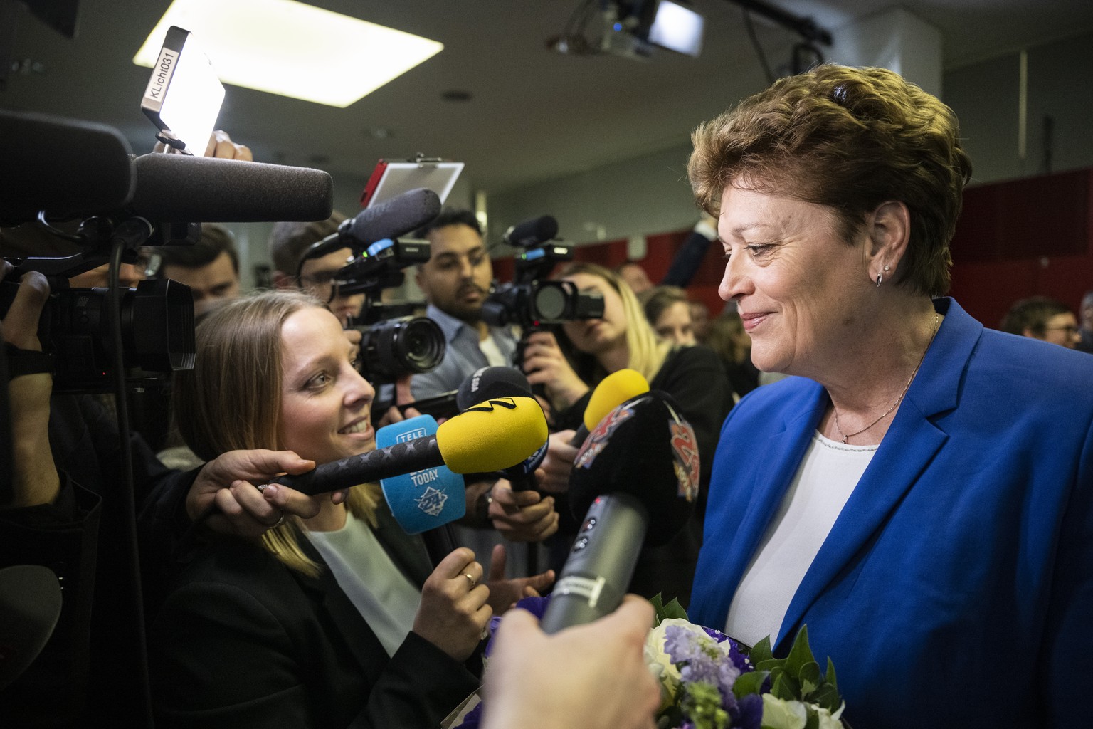 Silvia Steiner, Die Mitte, spricht zu den Journalisten nach ihrer Wiederwahl anlaesslich der Regierungs- und Kantonsratswahlen im Walcheturm in Zuerich, aufgenommen am Sonntag, 12. Februar 2023. (KEYS ...