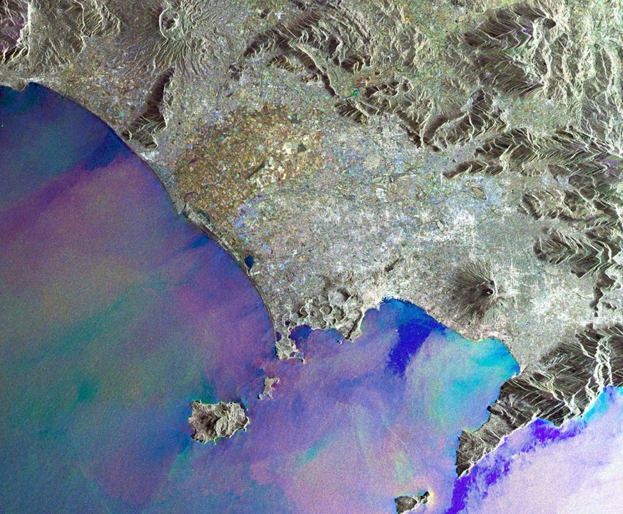 Golf von Neapel mit den Phlegräischen Feldern (kleine Krater an der Küste)&nbsp;und dem Vesuv (Kegel rechts)