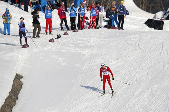 Nach dem zweiten Sturz gibt Cologna auf. Er läuft das Rennen gemächlich zu Ende.