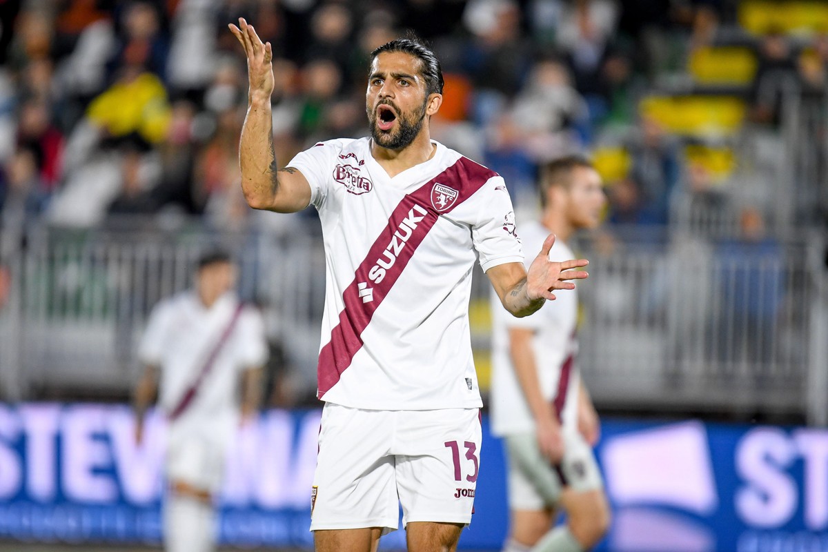 epa09492094 Torino's Ricardo Rodriguez reacts during the Italian Serie A soccer match between Venezia FC and Torino FC at the Pier Luigi Penzo stadium in Venice, Italy, 27 September 2021. EPA/ETT ...