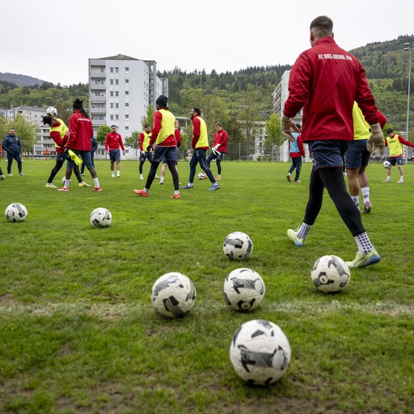 Spieler des FC Biel bei einer Trainingsinheit, am Mittwoch, 23. April 2025, in Biel. Der Fussball Club aus der Promotion League trifft am kommenden Samstag im Schweizer Cup Halbfinal auf die Berner Yo ...