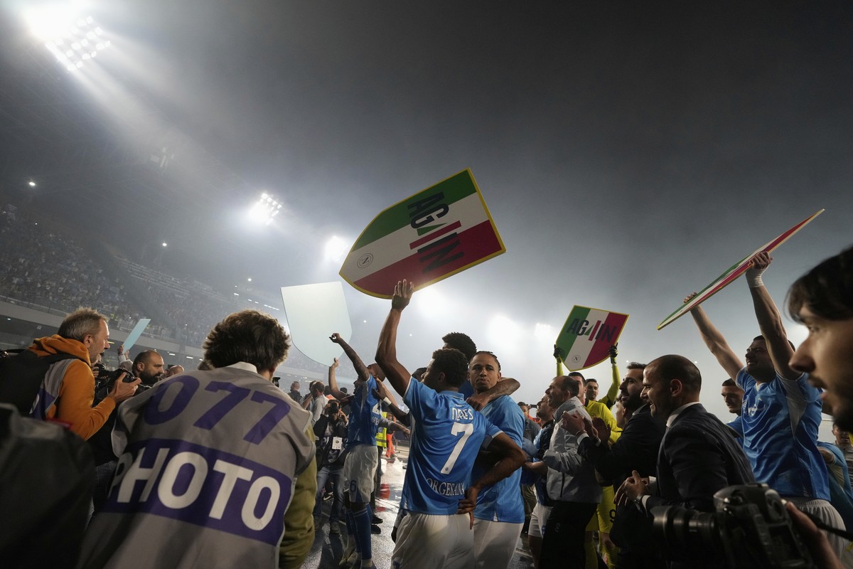 Players celebrate at the end of the Italian Serie A soccer match between Napoli and Cagliari at the Diego Maradona stadium in Naples, Italy, Friday, May 23, 2025. (AP Photo/Gregorio Borgia)
Italy Socc ...