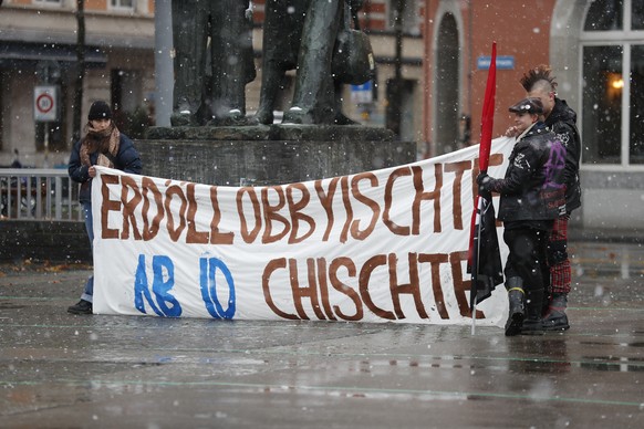 Protestaktion der Organisation Klimastreik, am Samstag, 10. Dezember 2022, in Zuerich. Die Organisation Klimastreik stellt sich gegen die Wahl des Berner SVP-Politikers Albert Roesti in den Bundesrat. ...