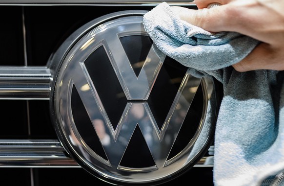 epa08442643 (FILE) - An assistant cleans a the logo of a VW Touareg SUV car prior to the annual general meeting (AGM) in Berlin, Germany, 03 May 2018 (reissued 25 May 2020). According to reports on 25 ...