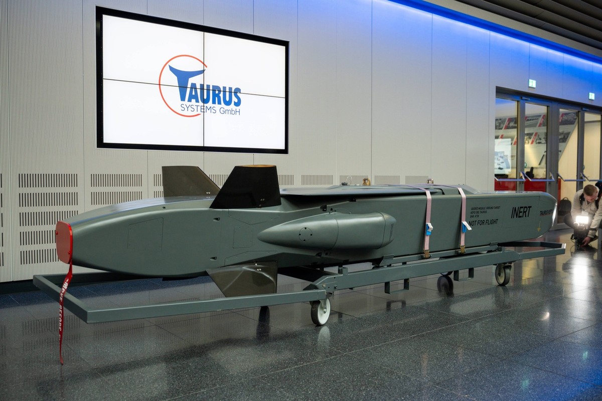 Ein Taurus-Marschflugkörper vom Typ KEPD-350, ausgestellt von der Taurus Systems GmbH in Schrobenhausen, Bayern.