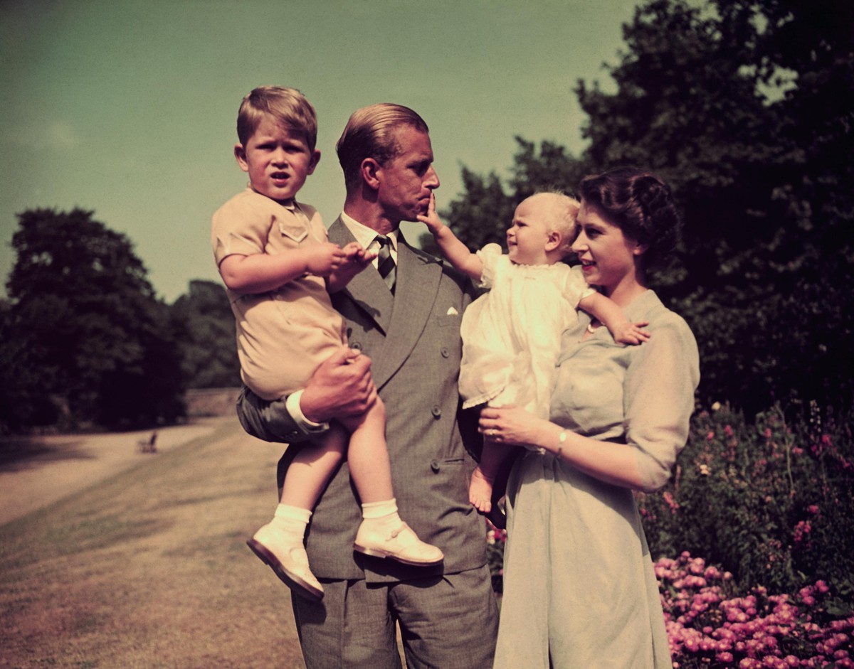 Da waren sie noch eine sorglose kleine Familie und dachten, die Bürde der Krone würde sie noch lange nicht belasten: Philip und Elisabeth mit ihren Kindern Charles und Anne.