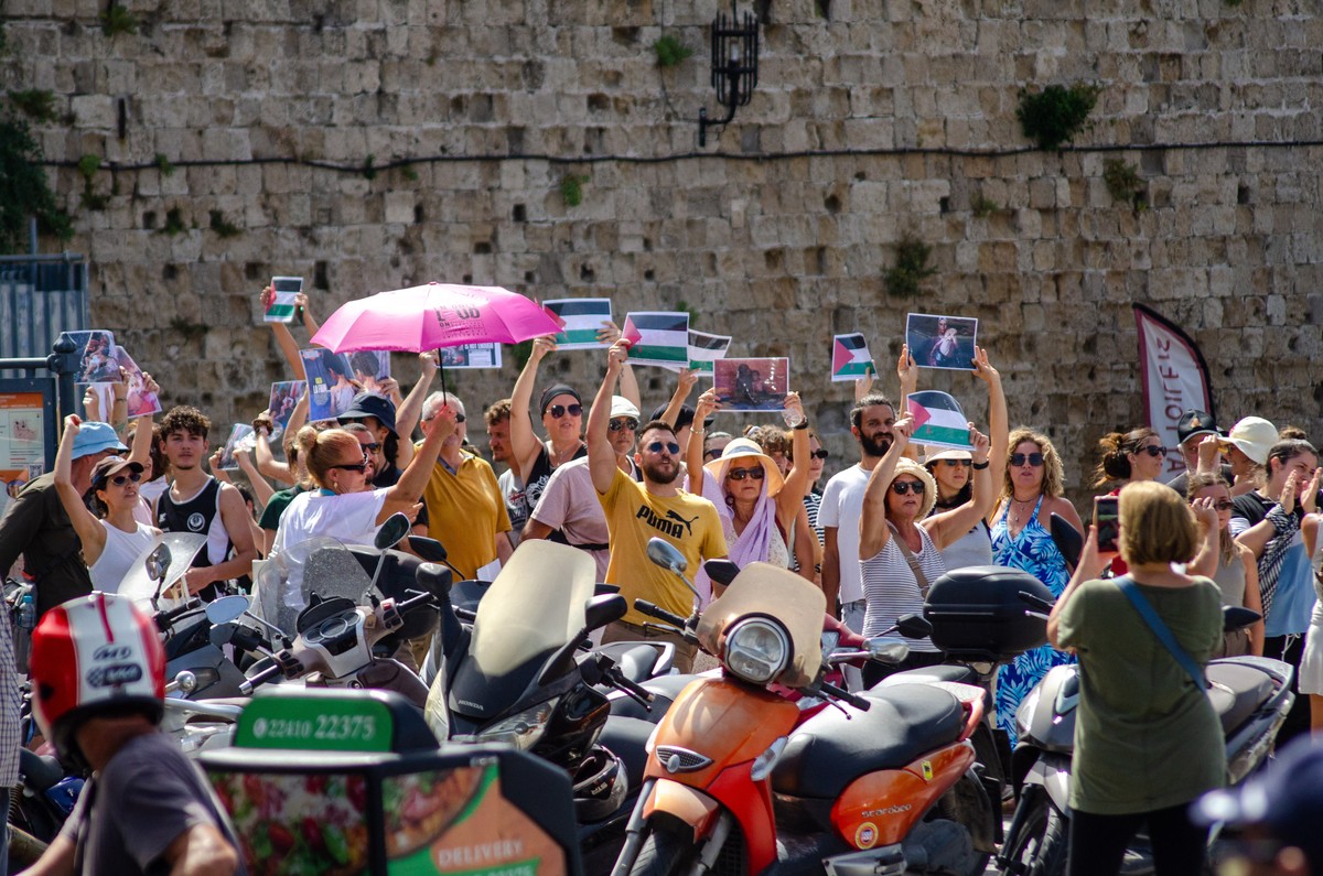 epa12269046 Protesters participate in a demonstration at the port of Rhodes against the arrival of the Israeli cruise ship 'Iris Crown', in Rhodes island, Greece, 28 July 2025. EPA/LEFTERIS  ...