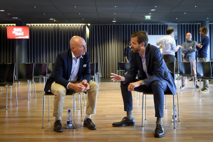 Denis Vaucher, Direktor des Schweizer Eishockeyverbandes, links, und Claudius Schaefer, CEO der Swiss Football League SFL, rechts, sprechen nach das Podium zum &quot;Strategie Sportwirtschaft 5.0&quot ...