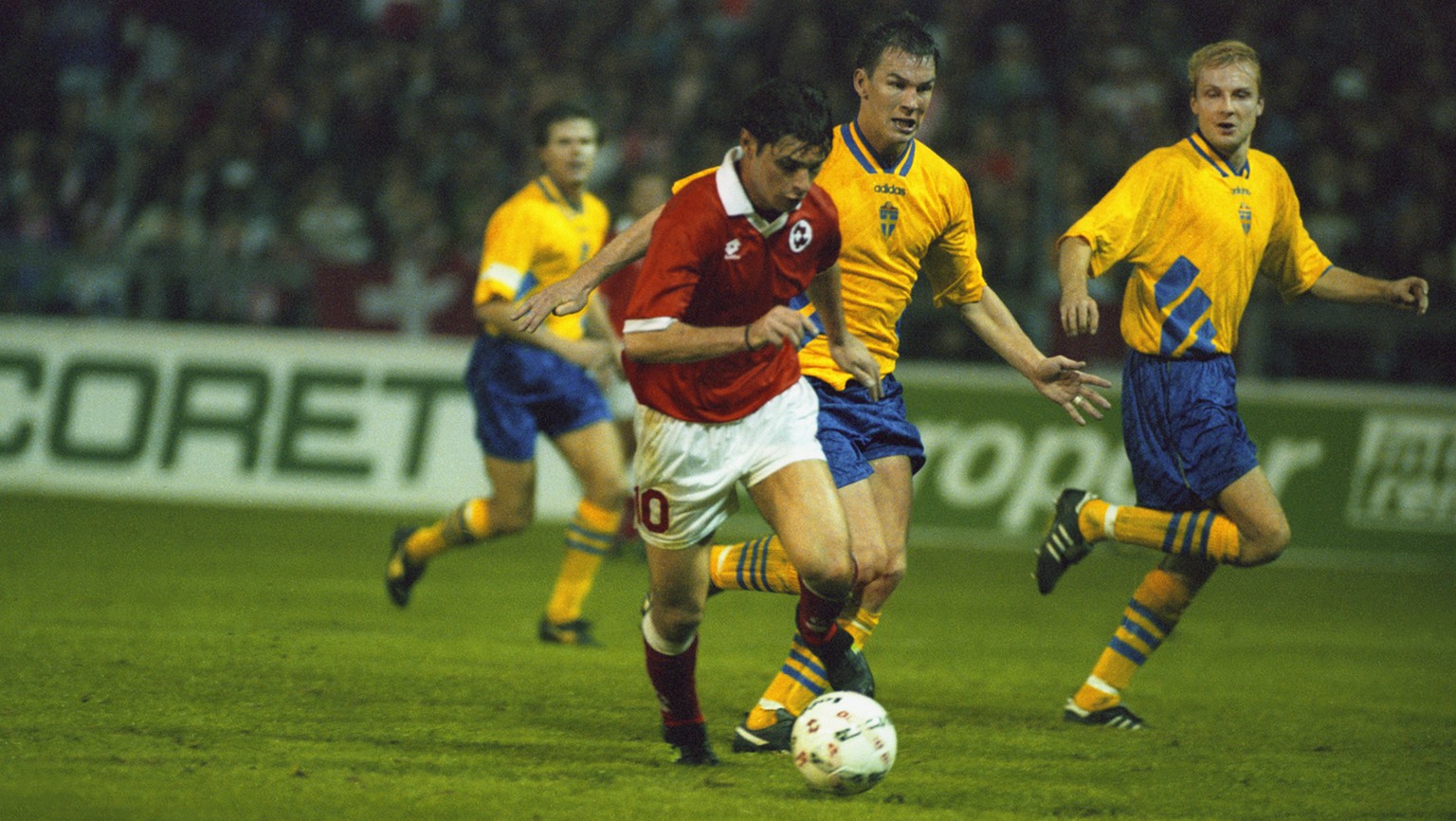 Ciriaco Sforza enteilt am 12. Oktober 1994 im Wankdorf-Stadion in Bern mit dem Ball am Fuss den schwedischen Verteidigern. Die Schweiz gewinnt das EM-Qualifikations-Laenderspiel gegen Schweden mit 4 z ...