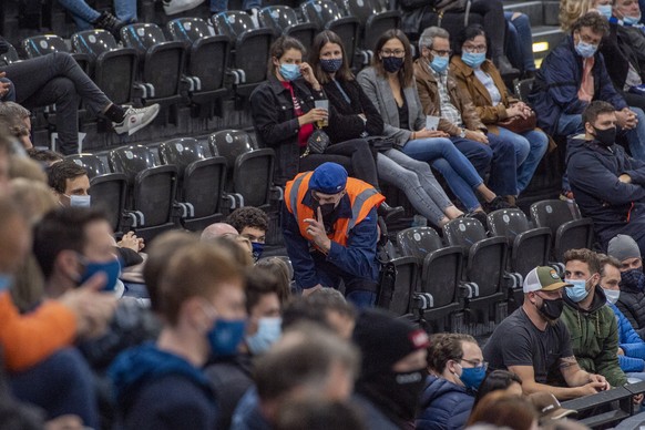 Die Securitas kontroliert die Masskenpflicht beim Eishockey Meisterschaftsspiel in der Qualifikation der National League zwischen dem EV Zug und dem SC Bern vom Samstag, 10. Oktober 2020 in Zug. (KEYS ...