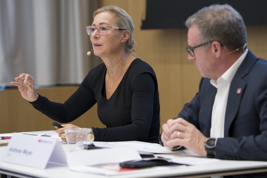 Jeannine Pilloud, Leiterin SBB Personenverkehr, links, spricht an der Seite von Andreas Meyer, CEO SBB, rechts, wahrend einer Medienkonferenz ueber den aktuellen Stand betreffend Fernverkehrskonzessio ...