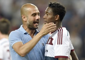 Anlässlich des Telekom Cup: Guardiola herzt seinen Jungstar Alaba.