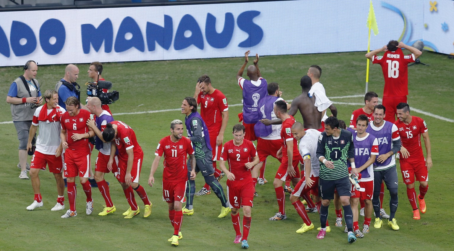 Die Schweizer Spieler feiern den Achtelfinal-Einzug.