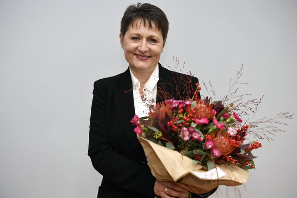 Bezirksrichterin Franziska Roth strahlt nach ihrer Wahl in den Aargauer Regierungsrat in Aarau am Sonntag, 27. November 2016. Im Kanton Aargau hat die SVP erstmals einen zweiten Sitz in der Regierung  ...