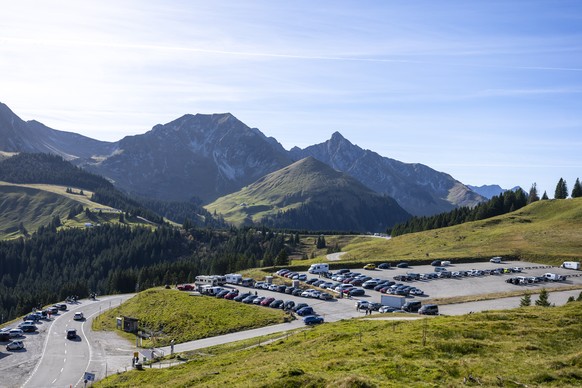 Der Parkplatz auf dem Gurnigel ist gut belegt, am Sonntag, 3. November 2024, auf dem Gurnigel. (KEYSTONE/Peter Schneider)