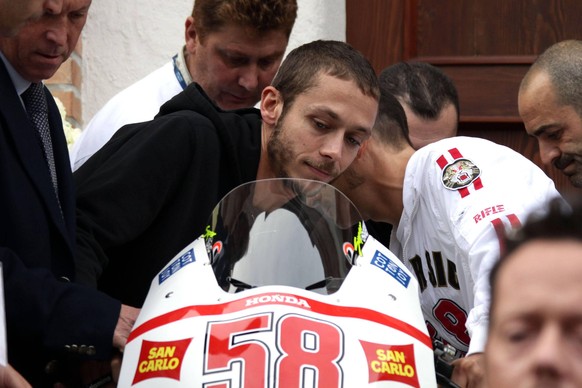 Bildnummer: 08889771 Datum: 27.10.2011 Copyright: imago/Anan Sesa
27-10-2011 Coriano (ITA) - Beerdigung des verungl�ckten Motorradrennfahrer Marco Simoncelli - Valentino Rossi am Motorrad des verstor ...