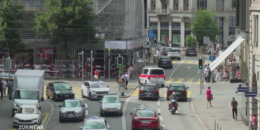 Tempo 30, weniger Spuren und weniger Parkplätze – so will die Stadt Zürich das Gebiet um die Urania- und die Sihlstrasse in der Innenstadt freundlicher machen für Fussgängerinnen und Velofahrer. Noch  ...