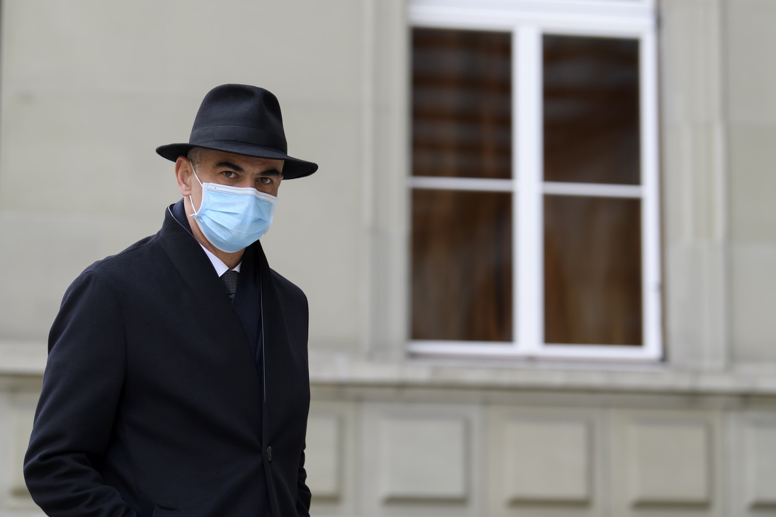 Bundesrat Alain Berset schreitet zu den Von-Wattenwyl-Gespraechen, am Freitag, 5. Februar 2021, in Bern. An den traditionellen Gespraechen, die aufgrund der Krise um die Pandemie des Coronavirus, Covi ...