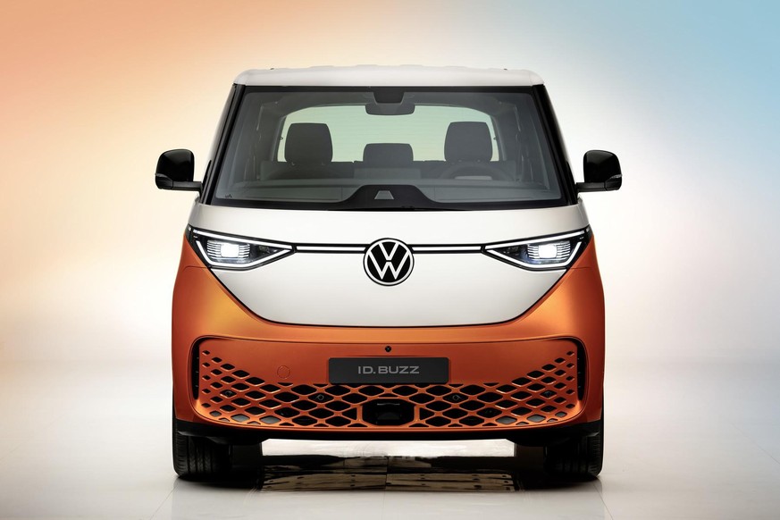 VW hat am 9. März 2022 den vollelektrischen Kleinbus ID.Buzz präsentiert. Hier in der Farbkombination Orange-Weiss.