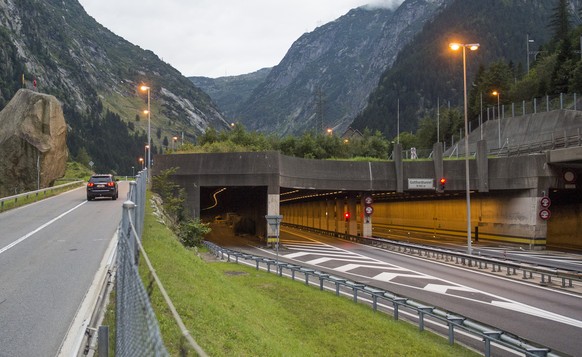 Der Gotthardtunnel ist wegen einem Unfall fuer mehrere Stunden gesperrt. Vor dem Naxbergtunnel wird der Verkehr angehalten. Goeschenen, 2. September 2014. Weil der Tunnel waehrend Stunden fuer den Ver ...