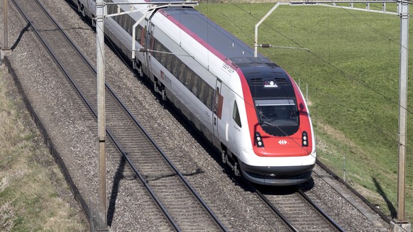 ZUM THEMA FERNVERKEHRSMONOPOL DER SBB UND DIE KONKURRENZ DER BLS AM DONNERSTAG, 19. APRIL 2018, STELLEN WIR IHNEN FOLGENDES BILDMATERIAL ZUR VERFUEGUNG --- A RABDe 500 Intercity passenger train by the ...