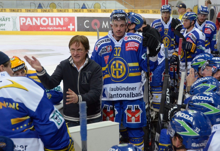 ARCHIV --- ZUR MELDUNG, DASS ARNO DEL CURTO BEIM HC DAVOS BLEIBEN WIRD, STELLEN WIR IHNEN FOLGENDES BILD ZUR VERFUEGUNG --- Der Davoser Headcoach Arno Del Curto versucht waehrend seinem Time Out die S ...