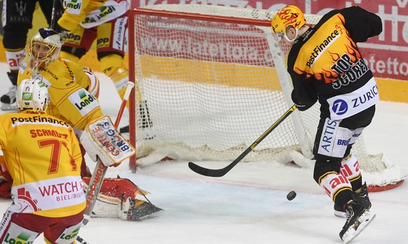 Lugano&#039;s Gregory Hofmann, right, scores the 2-1 goal against Biel&#039;s goalkeeper Jonas Hiller, left, during the preliminary round game of National League Swiss Championship between HC Lugano a ...