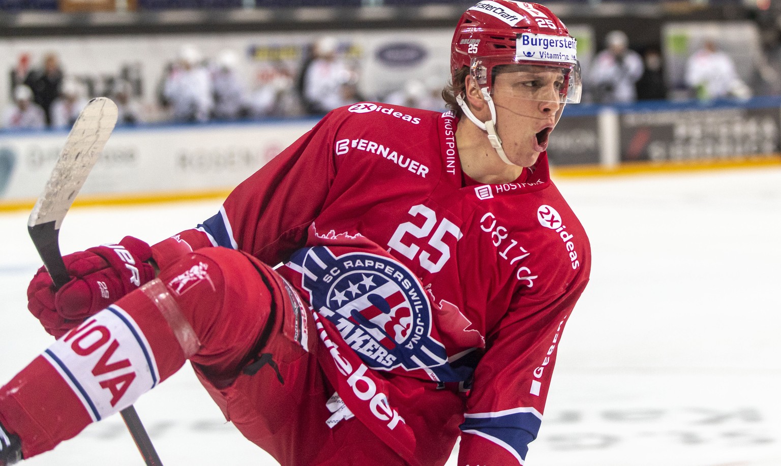 SC Rapperswil-Jona Lakers Stuermer Nando Eggenberger feiert seinen Treffer zum 2:0 waehrend dem vierten Eishockey Playoff-Viertelfinalspiel der National League zwischen den SC Rapperswil-Jona Lakers u ...