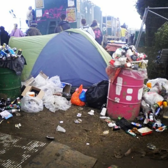Festival Fail: Zelt mit überfüllten Kübeln.