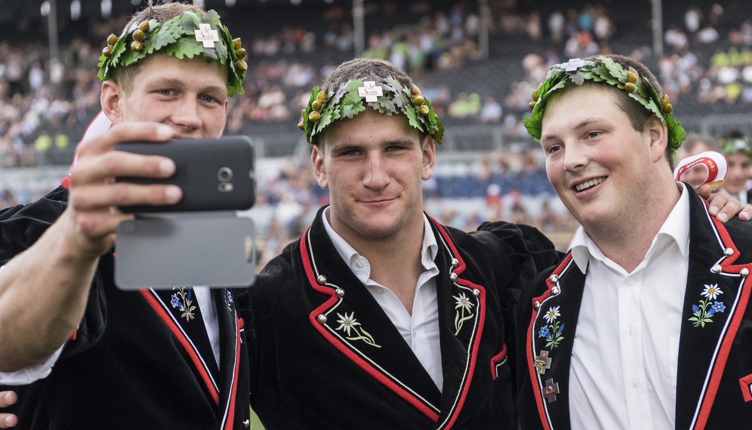 Der Buendner Armon Orlik , Mitte, unterlegener Schlussgangteilnehmer, posiert mit ebenfalls bekraenzten Schwingkollegen zum Selfie am Eidgenoessischen Schwing- und Aelplerfest (ESAF) Estavayer2016 in  ...