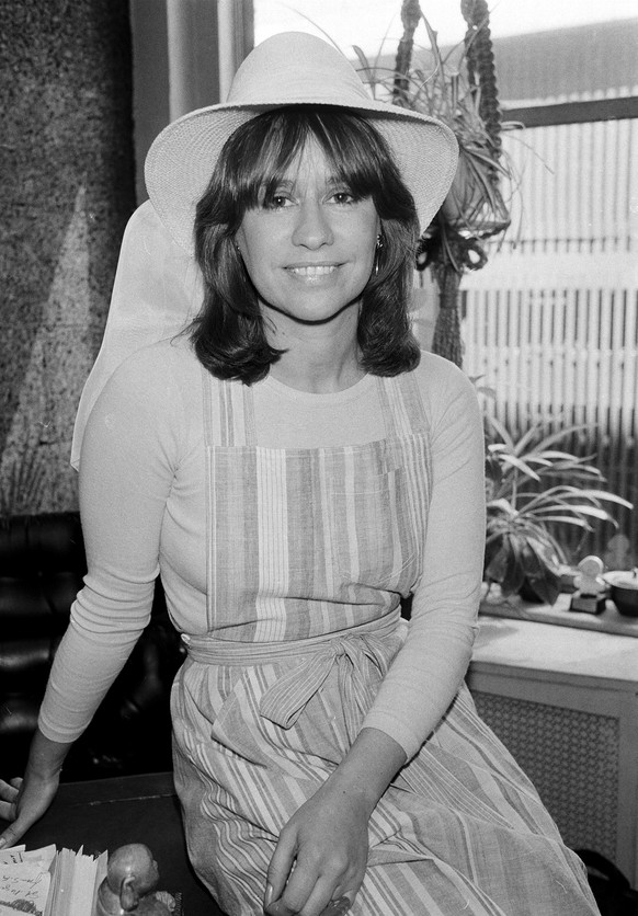 FILE - Brazilian singer Astrud Gilberto poses for a photo in New York on August 20, 1981. Gilberto, the Brazilian singer, songwriter, and entertainer whose awkward, English-language cameo on ?The Girl...