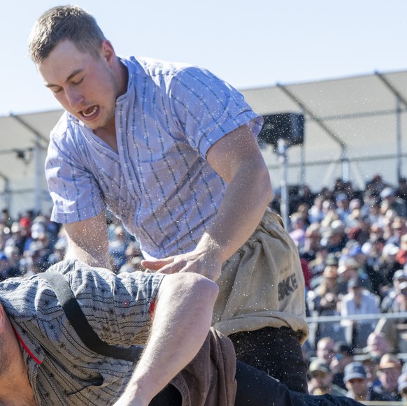 Urs Doppmann, unten, und Soilvan Appert, oben, im 2. Gang beim 101. Schwyzer Kantonalen Schwingfest vom Sonntag,11. Mai 2025 in Einsiedeln im Kanton Schwyz. (KEYSTONE/Urs Flueeler).