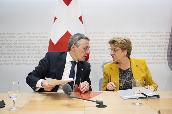 Bundesrat Ignazio Cassis, links, und Bundespraesidentin Viola Amherd, rechts, sprechen nach einer Medienkonferenz ueber das Thema &quot;Schweiz organisiert eine hochrangige Konferenz zum Frieden in de ...