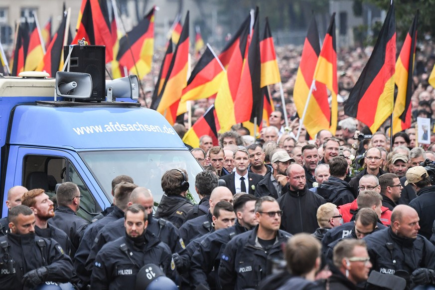 01.09.2018, Sachsen, Chemnitz: Teilnehmer der Demonstration von AfD und dem ausländerfeindlichen Bündnis Pegida, der sich auch die Teilnehmer der Kundgebung der rechtspopulistischen Bürgerbewegung Pro ...